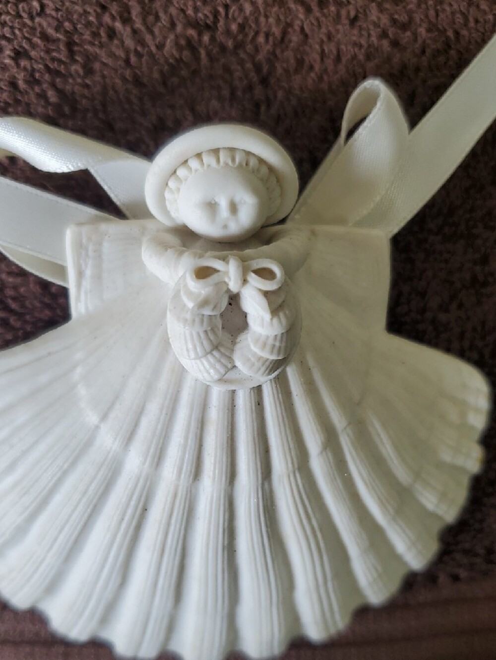 Margaret Furlong Shell Wreath Angel Ornament 1985 White Bisque RARE - Picture 5 of 6